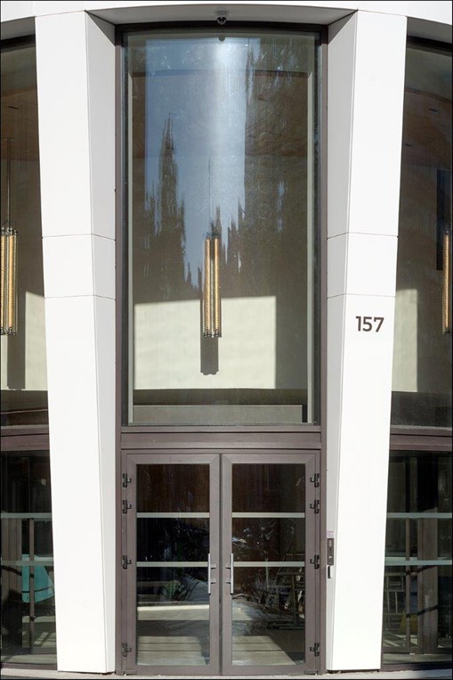 La fachada del edificio de oficinas de Neuilly (Francia) esta cubierta por 800 paneles de Corian® Solid Surface en color Glacier White