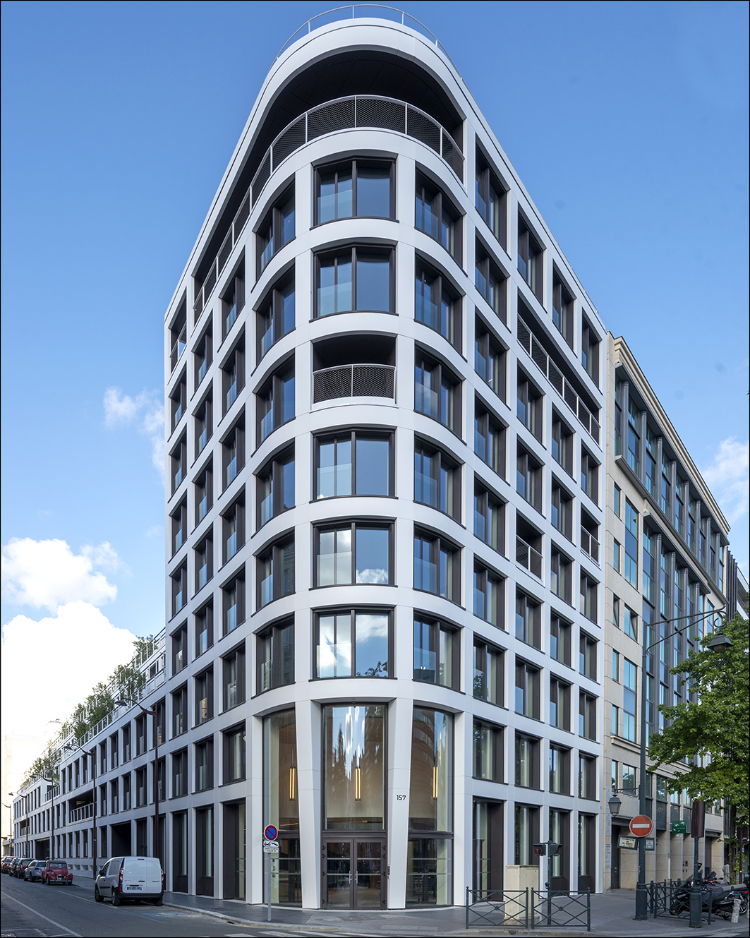 La façade de l’immeuble de bureau à Neuilly (France) a été recouverte de 800 panneaux en Corian® Solid Surface dans le coloris Glacier White
